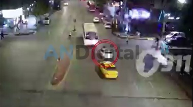 Locura al volante en Córdoba: Llevó 6 cuadras en el capot a un policía para evitar un control