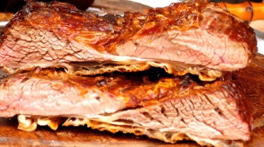 Hacer un asado, tomar gaseosa y comprar golosinas: lujos en la Argentina de Milei