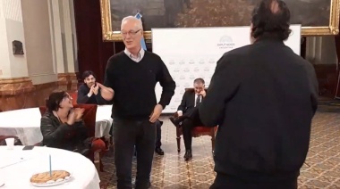En plena sesión, el diputado Gollan celebró sus 70 años