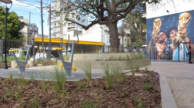 Messi y Diego custodian nuevo espacio deportivo al aire libre en Chacarita