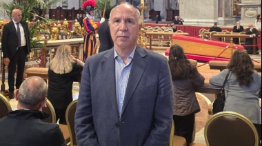 ¿Falta de timing?: Lorenzetti fue al Vaticano y se sacó una foto con el féretro del Papa de fondo