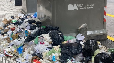 Denuncian a dos hombres por tirar basura en la vereda para perjudicar al Gobierno porteño