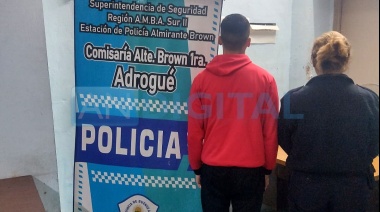 Caen dos gendarmes cuando iban en una moto robada en Almirante Brown