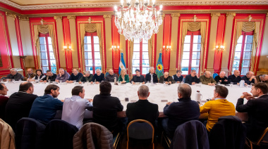 Kicillof reunió a intendentes y se fue a la sede del PJ para apoyar a Cristina