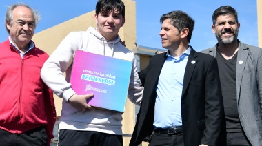 Kicillof en Tapalqué: “Seguimos entregando viviendas, pese a los ataques y recortes”