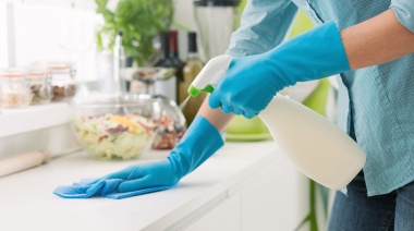 Cómo la desigualdad en las tareas del hogar promueve la brecha de género en el mercado laboral