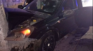 Mujer policía iba en moto, la chocaron ladrones y se defendió: Mató a uno e hirió a otro