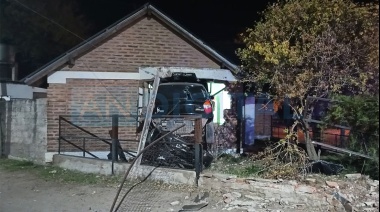 Perdió el control del auto y se incrustó en una casa en Bahía Blanca: Estaba drogado