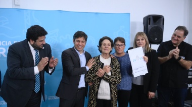 Kicillof entregó escrituras y patrulleros en municipio radical: “No miramos el color político”