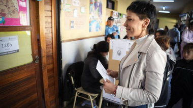 Mayra Mendoza votó en Ezepeleta y recordó que “nadie se salva solo”
