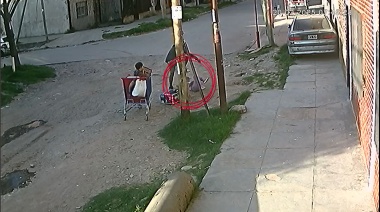 Brutal robo a una mujer en Villa Celina: La golpearon y tiraron al piso adelante de su hijo