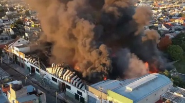 “El fuego está controlado”: Voraz incendio consumió una pañalera en Lomas del Mirador