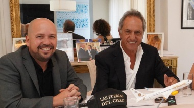 Scioli se reunió con el CEO de Flybondi, posó junto a una gorra de “Las fuerzas del cielo” y elogió a Milei
