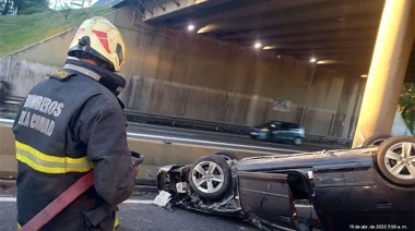 Un joven ebrio chocó a varios autos y acabó volcando en plena Autopista General Paz