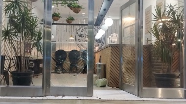 Tiene 17, robó con un revolver que no disparaba y retenía al heladero en un baño en La Plata