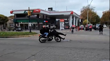 Mar del Plata: Para evitar que se escape, inspector se tiró sobre una moto y el intendente lo felicitó