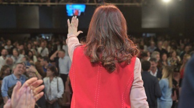 CFK criticó el desdoblamiento pero pidió a su tropa apoyar el plan del “compañero” Kicillof