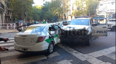 Un patrullero y un taxi chocaron en pleno centro de La Plata: Dos heridos