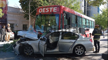 Impactante choque entre un colectivo y dos autos frente a la Municipalidad de La Plata