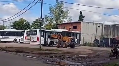 Le chocaron la camioneta y se fue con una pala a la terminal en José C. Paz: Destrozó 3 colectivos