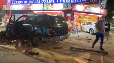 Un brutal accidente en el centro de La Plata acabó con un auto adentro de un kiosco