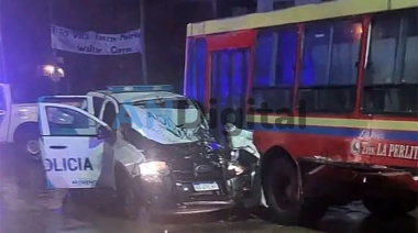 Patrullero chocó un colectivo en una persecución en Moreno: Una policía grave