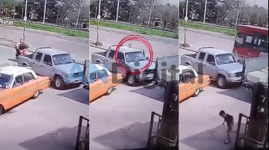 Abrió la puerta, le pegó a una motociclista, cayó y la arrolló un colectivo en Merlo