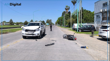 Iban cuatro en una moto, chocaron con una camioneta y uno murió en Ensenada