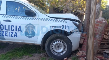 Un patrullero acabó incrustado en el frente de una casa en Ezeiza