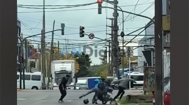 Quisieron robarle mientras esperaba el semáforo en Lomas Hermosa, se resistió y lo molieron a golpes