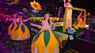 La lluvia no detuvo la alegría del desfile de carrozas en la Fiesta de la Flor