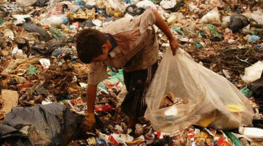 Según el INDEC, bajó la pobreza y alcanza al 31,6 % de la población