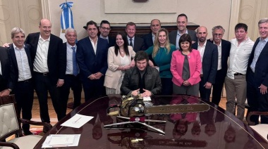 Sturzenegger y su sentido mensaje de fin de año: “La motosierra continúa”