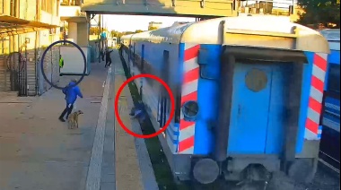 Se salvó de milagro: Quiso subirse a un tren en movimiento y cayó debajo de la formación