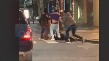Filman brutal golpiza a un hombre en la puerta del Bingo de Chivilcoy