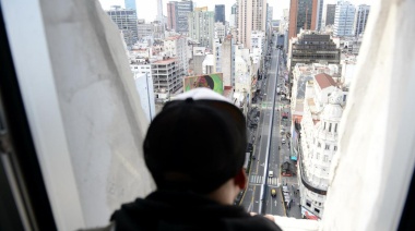 Comenzaron las visitas de vecinos al flamante mirador del Obelisco
