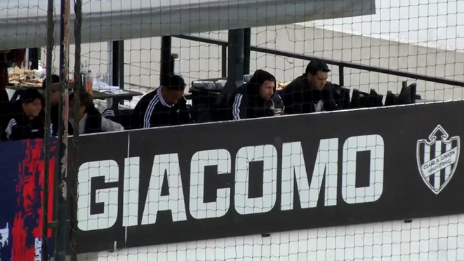 Messi mirando un partido de Leones FC