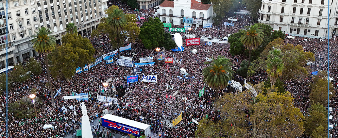 Multitudinaria marcha universitaria: una marea humana colmó Plaza de Mayo contra el ajuste