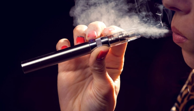 Alertan por nuevas estrategias de las tabacaleras para generar “adictos de por vida”