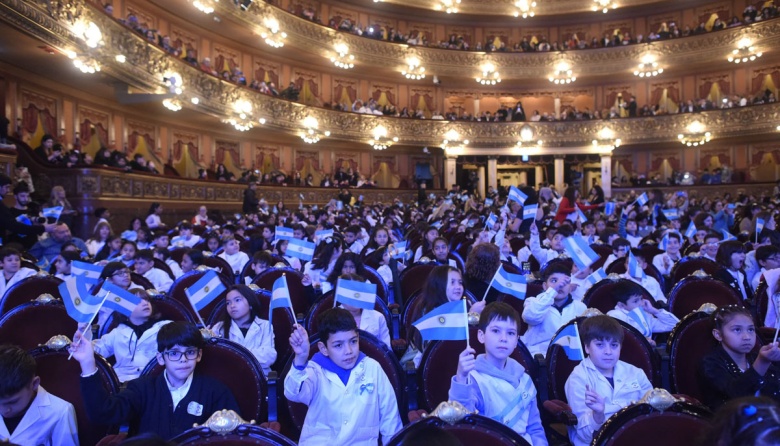 Más de 900 alumnos porteños hicieron su Promesa a la Bandera en el ...