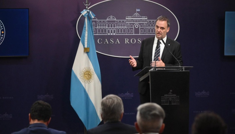 Melconian tachó de “decisión electoral” a la quita de aranceles a celulares