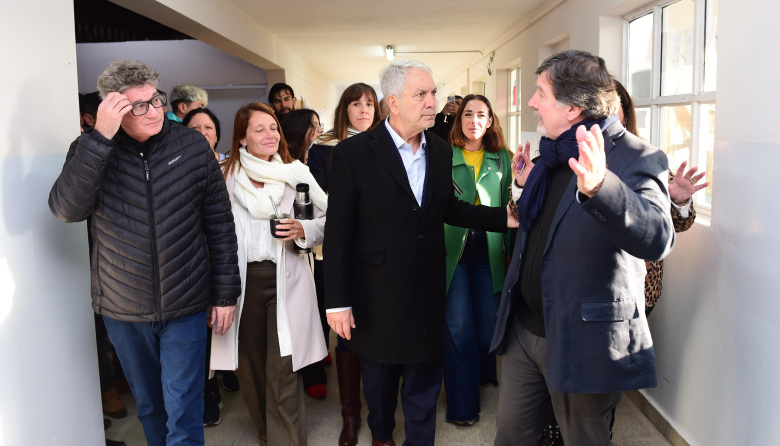 Alak recorrió una escuela de Los Hornos tras su puesta en valor integral