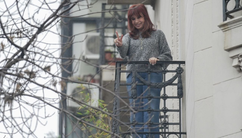 Puestos de comida, bombos y salida al balcón de CFK este sábado