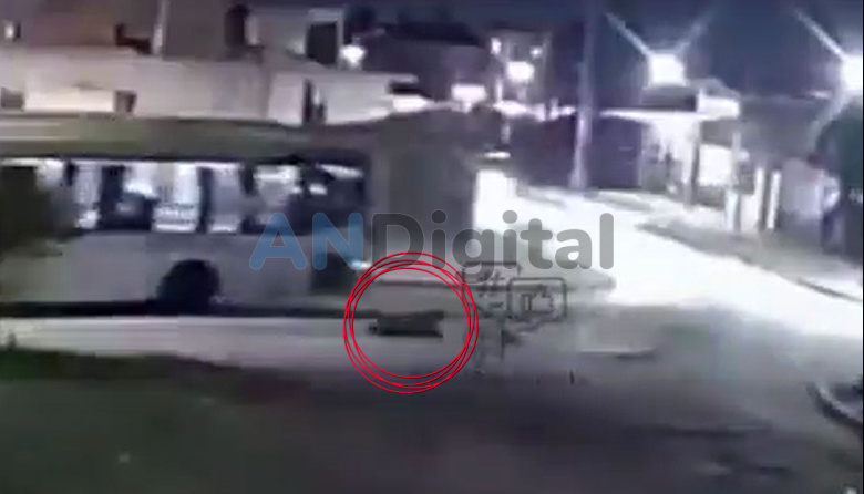 Se desprendió una ventanilla y un pasajero cayó al pavimento de un colectivo en Budge