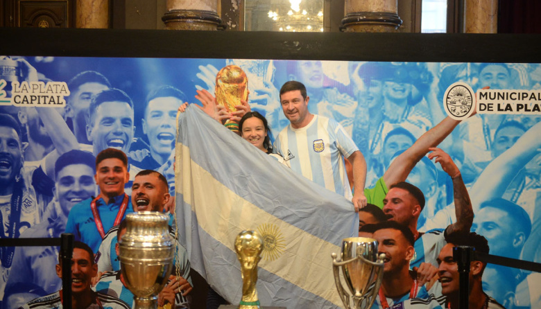 Miles de platenses tuvieron su foto con los trofeos de la Selección argentina