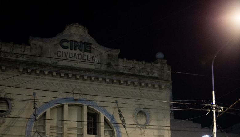Allanan un cine porno en Ciudadela