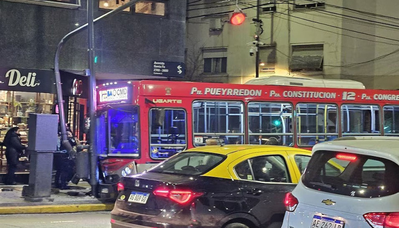 Un colectivo arrolló a una mujer que estaba en la vereda: 13 heridos