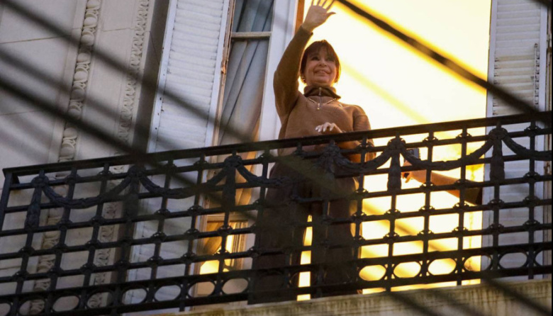 Cristina volvió a salir al balcón para saludar a universitarios recién recibidos