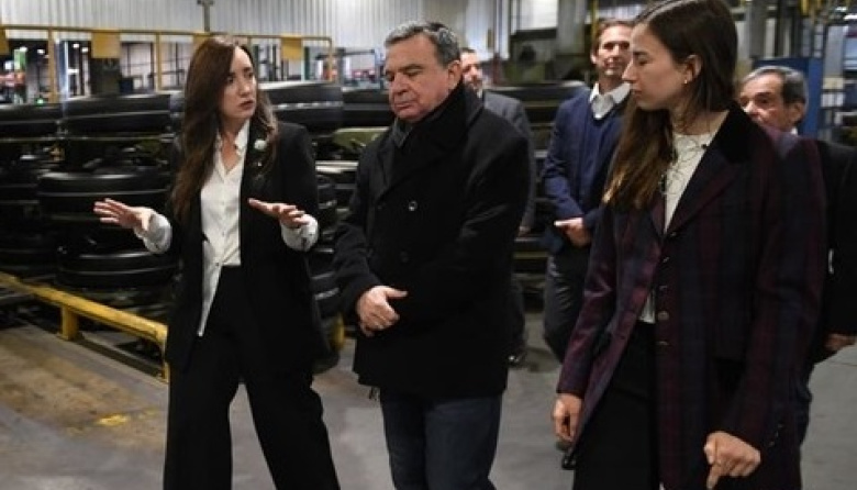 Villarruel visitó una planta de neumáticos y recibió quejas por los despidos en la era Milei
