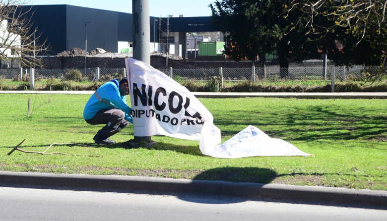 La Plata: retiran cartelería electoral tras iniciarse la veda